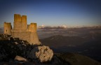 Rocca Calascio, Abruzzo, Riserva Naturale del Gran Sasso e Monti della Laga. Meta tanto scontata quanto suggestiva da mettere nella propria collezione di scatti.