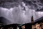 HDR molto enfatizzato del temporale che ieri sera ha devastato alcuni paesi della mia zona con grandine fino a 6 cm. di diametro, scatto su treppiede bulbB, ho volutamemte fatto uin HDR "spinto" per poter vedere chiaramente i fiumi di acqua e grandine che scendevano. ( foto fatta con buio totale, solo la luce del temporale)