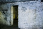 Un labirinto di 24 stanze in cemento armato che poteva ospitare fino a 350 persone, con frecce che indicano uscita ed entrata, la direzione per i servizi igienici e dove trovare lacqua potabile.