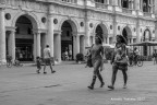 Vicenza, Piazza dei Signori, due amiche indaffarate