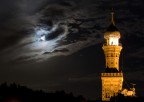 La luna, capolino tra le nuvole fa da sfondo a Villa Crespi, ristorante diretto da
 Antonino Cannavacciuolo