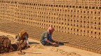 Fabbrica di mattoni - In india i mattoni vengono fabbricati a mano, impastati con la terra cruda e poi messi a cuocere entro grandi forni. Vi ci lavorano intere famiglie delle caste pi basse, dall'alba al tramonto, sotto un sole geroce, per poche rupie giornaliere