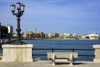 Panoramica lungomare di Bari. In primo piano il caratteristico lampione del lungomare, sullo sfondo il campanile della basilica di San Nicola