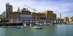 Lungomare di Bari. In primo piano il teatro Margherita e sullo sfondo il campanile della Basilica di San Nicola