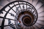 Adoro le spirali e le scale a chiocciola. Qui mi trovavo a Budapest e mentre scattavo sono comparse altre due persone ad impreziosire l'immagine. Un po' di post ha fatto il resto.