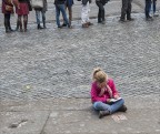 Tra la gente i bimbi trovano sempre un modo di 'evadere'