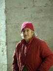 Una anziana signora del centro storico sempre vestita di rosso (???)