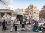 All'ingresso dell centro storico di Sana'a, giustamente considerata Patrimonio Mondiale dell'Umanit, questo scatto restituisce un po' della vitalit del mercato che avreste trovato all'interno della Citt vecchia.