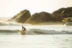 Ale Ponzanelli surfa un'alaia in un'alba di piccole onde a Pottuvil Point, Sri Lanka