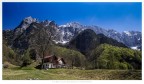 ...la mia casa  quass fra lo sconfinare delle vette e i racconti del vento...
... la mia casa  quass fra le altere pareti e misteriosi silenzi...
... la mia casa  quass fra garrule acque e dolcissimi ricordi.
Qui sono io, qui  la mia casa, qui sono le mie montagne.
Antonella Fornari