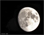 Il mio primo scatto decente alla luna, con impostazioni quasi completamente automatiche, a mano libera.
In 'post' ho regolato un poco ombre e luci, fatto il crop (e resize x l'upload).