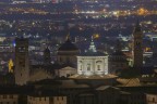 Altra foto notturna di Bergamo, con un inquadratura un po' pi ampia e le luci attenuate.
Commenti e critiche sempre graditi.