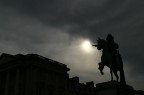 Versailles, statua del Re Sole in controluce