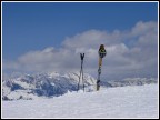 I miei sci contemplano il panorama della Val di Sole dal ghiacciaio del Tonale.