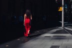 Martin Place, Sydney

Febbraio 2024

Nota curiosa: la ragazza era a pochi metri dalla celebre fontana presso cui nel film ''Matrix'',  stata girata la celebre scena della donna con il vestito rosso. Ma ovviamente non mi ha fatto il regalo di passarci davanti.
