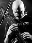 Tony Levin, bassista di Peter Gabriel e KIng Crimson, durante il concerto con la sua band a Roma qualche giorno fa