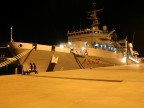 Nave della Marina Militare Italiana al molo militare, prima della partenza notturna
