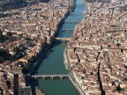 Veduta di insieme del percorso dell'Arno mentre attraversa il centro di Firenze. Ripreso da un elicottero.