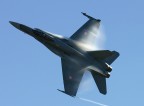 Un F-18 vira ad alta velocit facendo bruciare l'aria al contatto con la superficie alare.
