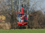 Istruttore ed allievo su uno degli elicotteri pi piccoli in circolazione. A bassissima quota sul campo di volo di Lucca.