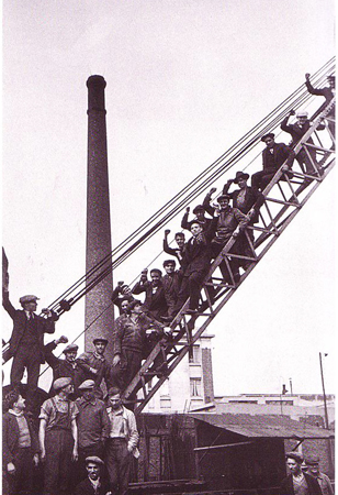 DAVID SEYMOUR sciopero alla renault Francia 1936.JPG