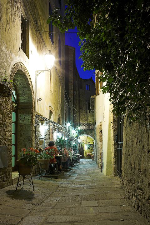 Massa Marittima - Vicolo del Ciambellano 1.jpg
