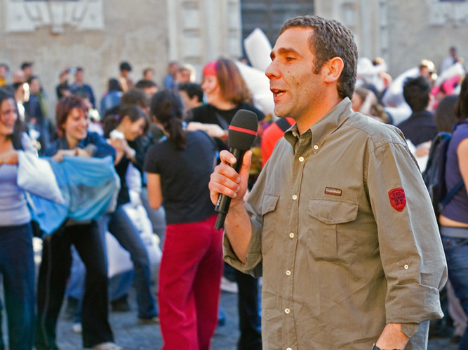 Si_tenta_l'intervista.jpg