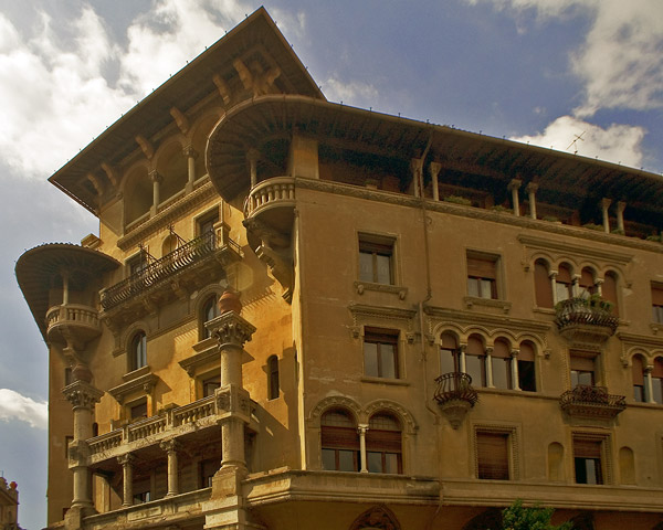 Terzo-palazzo-(lato).jpg