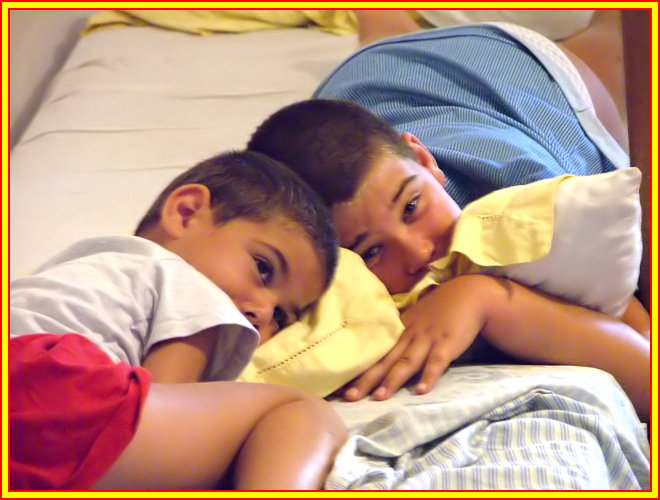 Fratellini sul letto