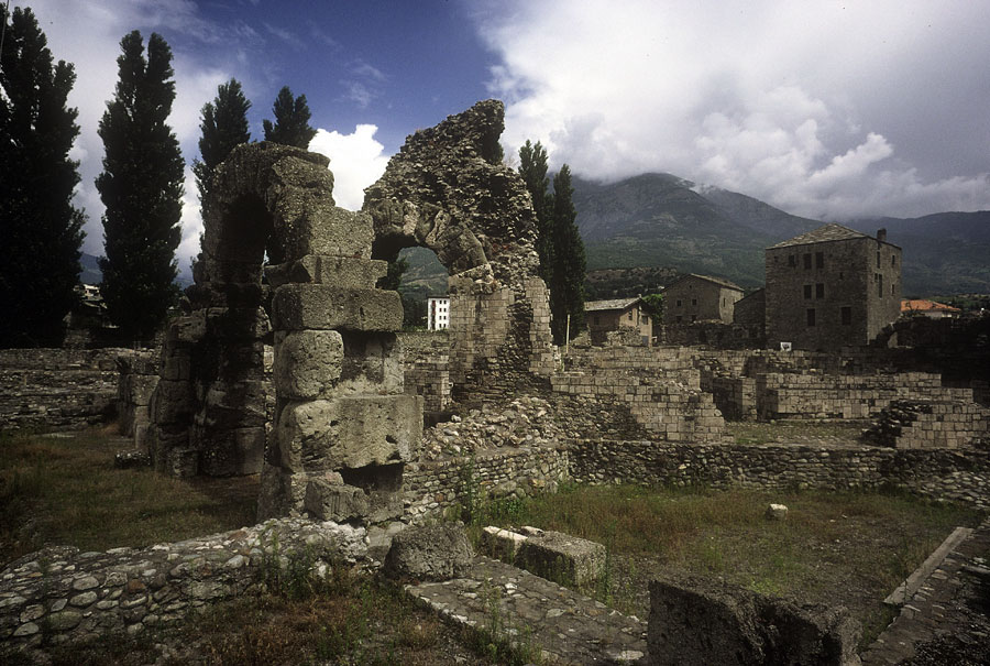 Aosta - casa popolare tra ruderi romani