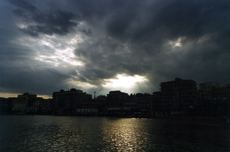 Squarcio nel cielo su Crotone