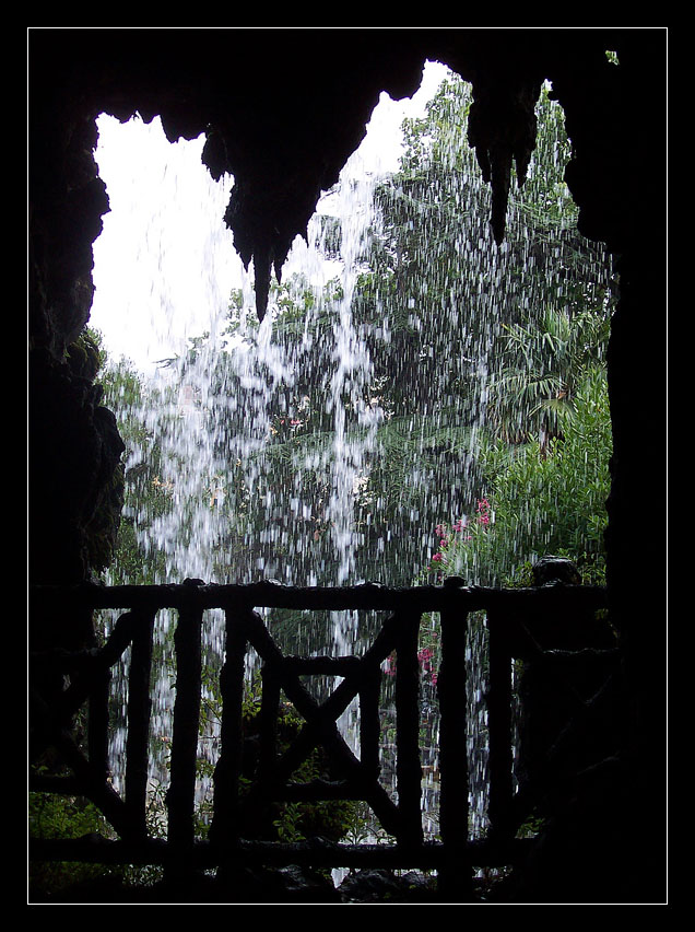 dietro la cascata