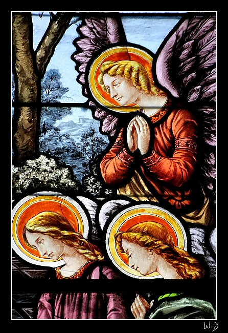 Vetrata e angeli