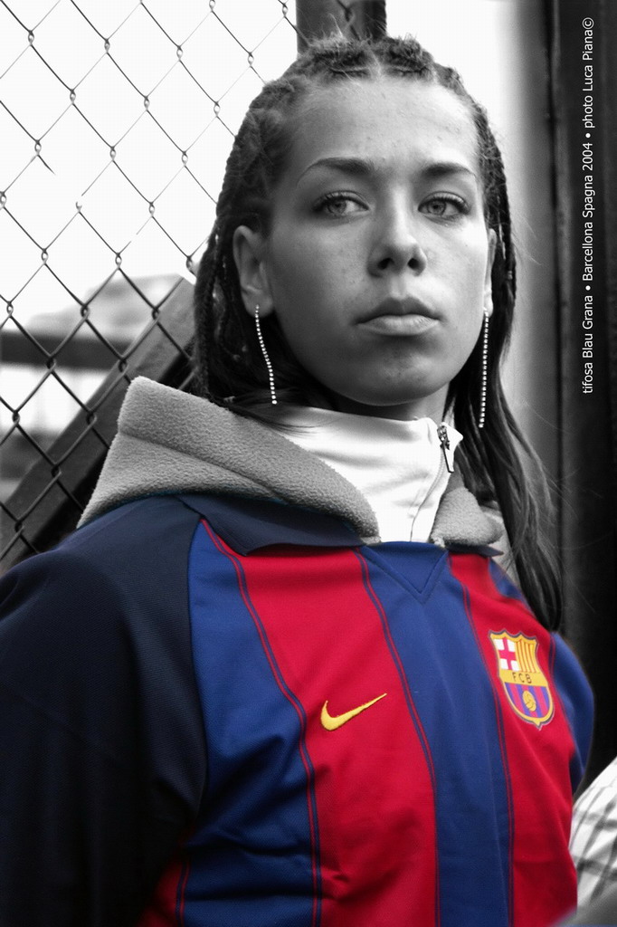 Tifosa del Barcellona all'ingresso dello stadio