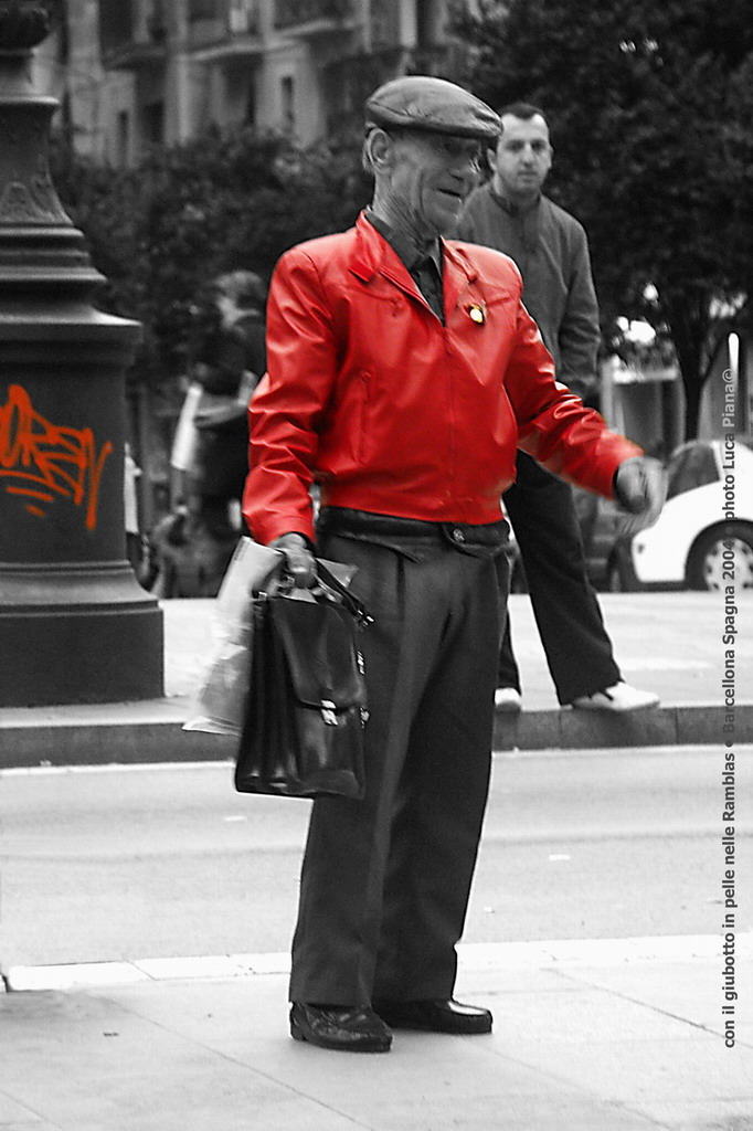 Sulle Ramblas con giubotto in pelle rossa