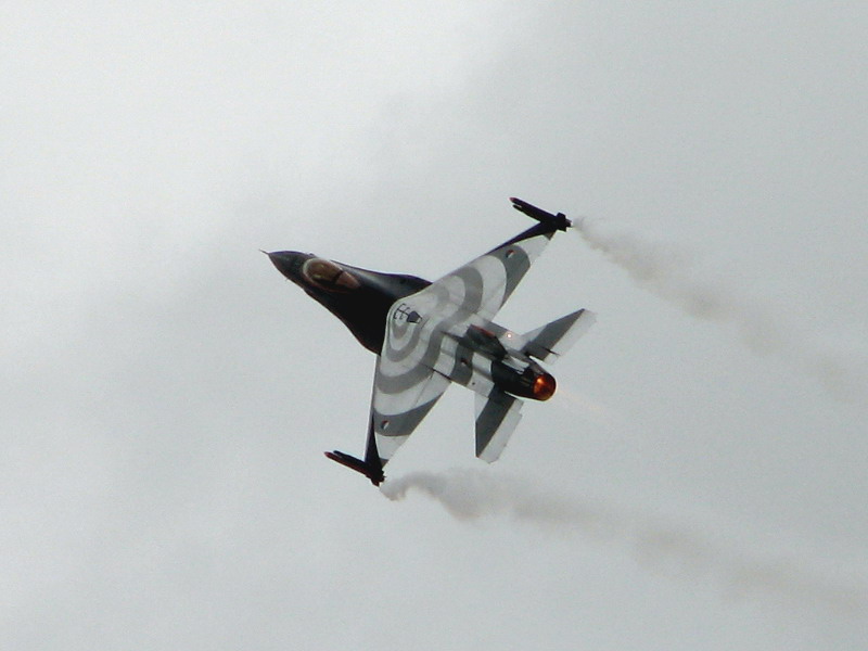 F16