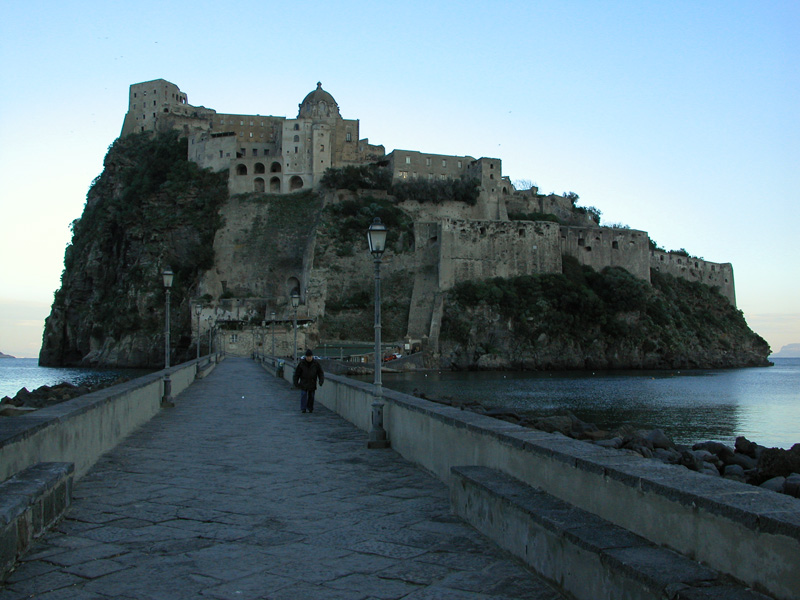 Castello Aragonese & Presenza Umana!