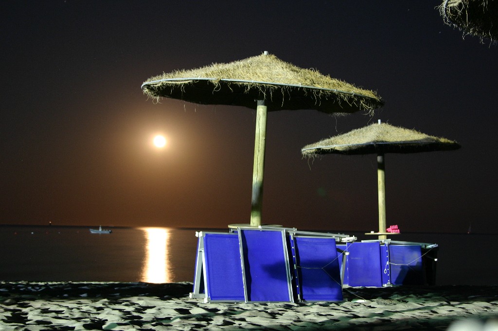 Luna piena in spiaggia