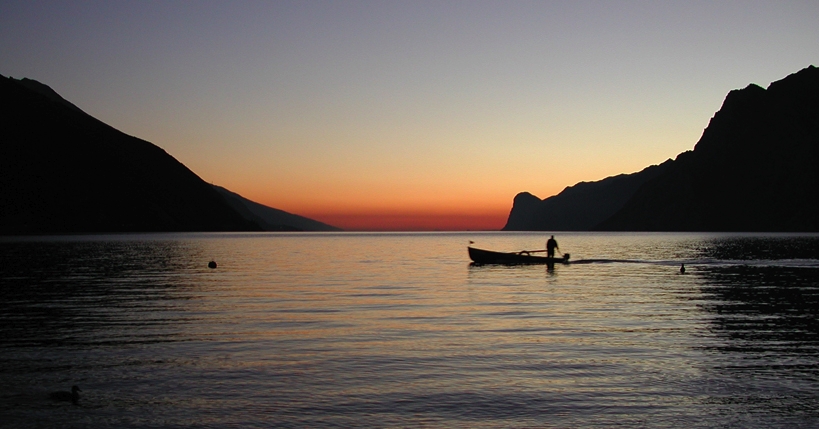 pescare al tramonto sul lago di garda
