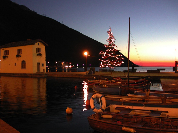 tramonto natalizio nel porto di Torbole sul Garda