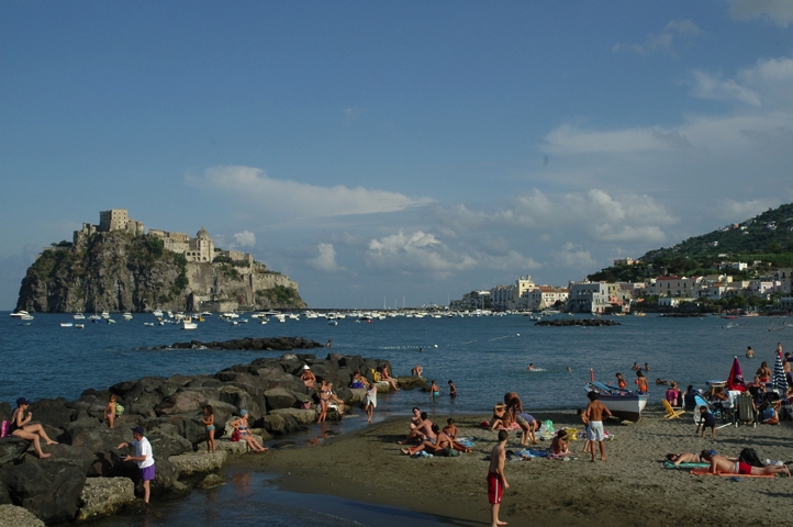 vita da spiaggia davanti al Castello Aragonese (Ischia)