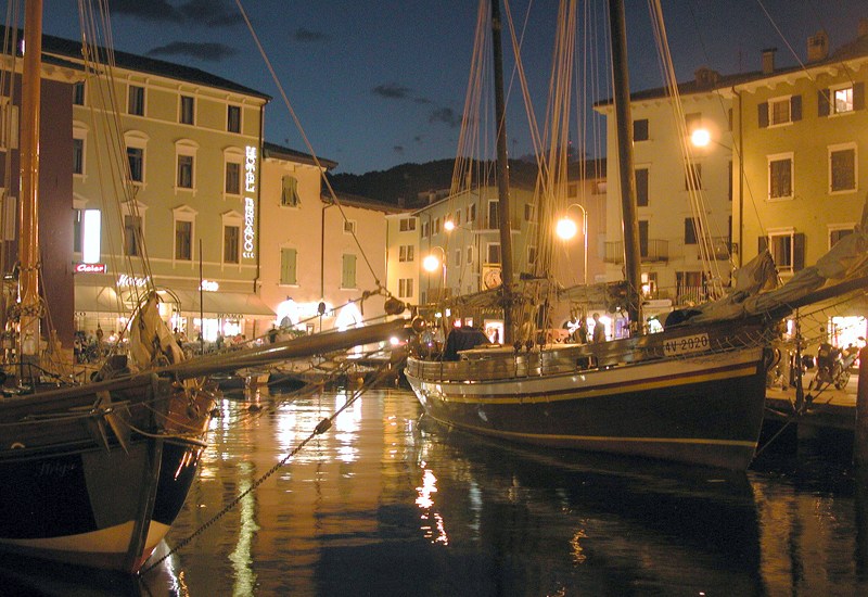 velieri nel porto di Torbole di notte