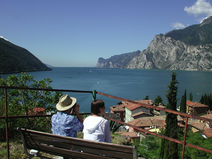 turisti ammirano il panorama del lago di Garda