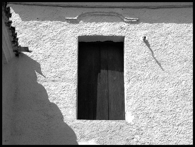 finestra in b/n