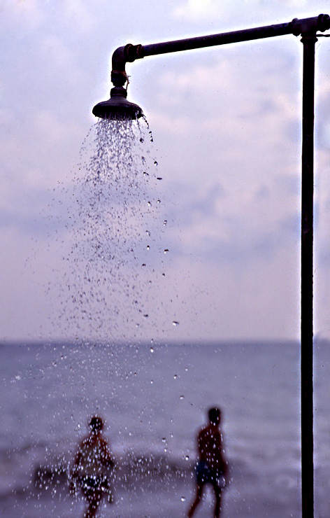 la doccia sulla spiaggia