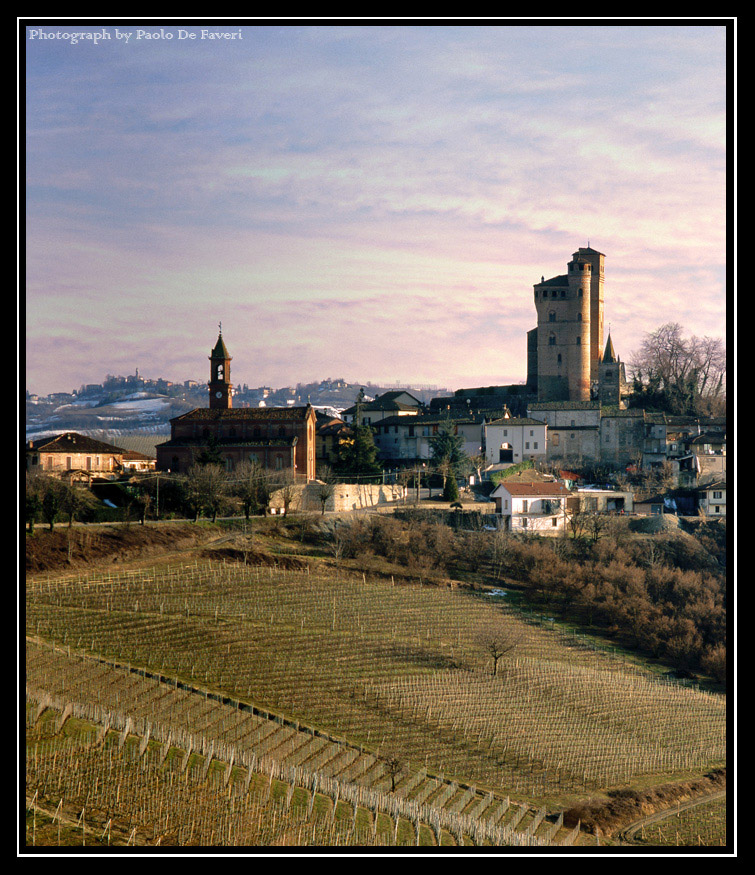 Il castello di Serralunga al tramonto. Langhe, Cuneo.