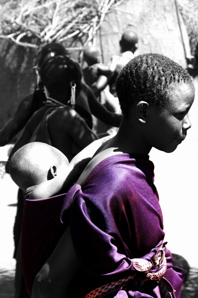 Giovane ragazza  masai con bambino