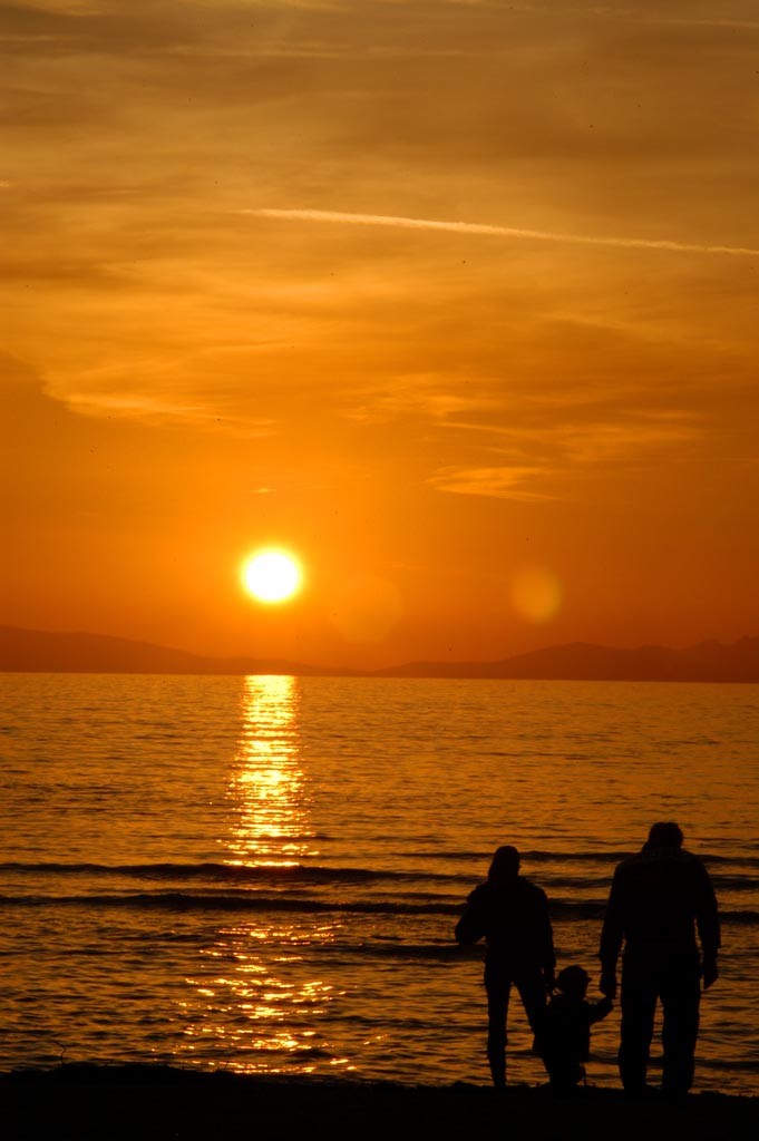 famiglia al tramonto sul mare