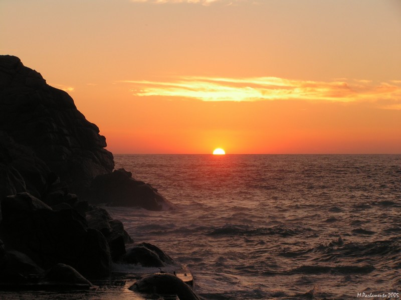 Tramonto sul mare scuro