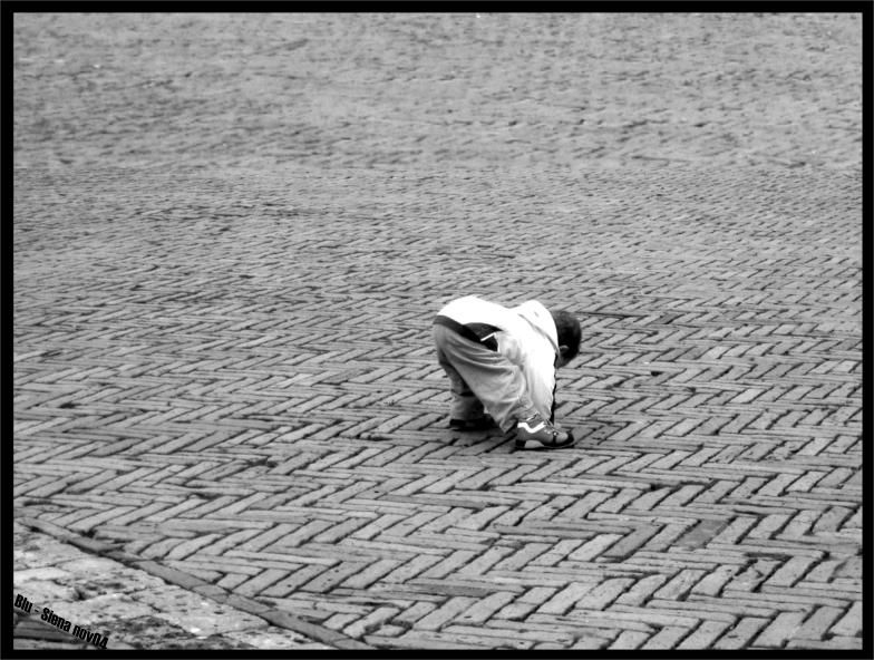 mentre provava a tirar su la piazza